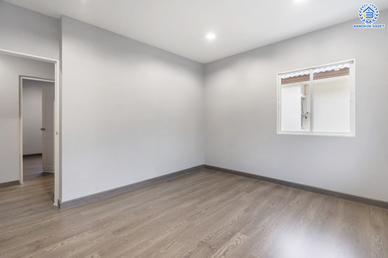 บ้านมือสองตกแต่งใหม่ ม.บางกอกบูเลอวาร์ด ราชพฤกษ์-พระราม5 ดีไซน์สุดหรู หลังมุม เนื้อที่ 61.1 ตร.ว. บนสังคมคุณภาพ SC Asset* ฟังก์ชันพร้อม 3 ห้องนอน 3 ห้องน้ำ จอดรถได้ 2 คัน บนทำเลติดถนนราชพฤกษ์ ใกล้วงเวียนพระรามห้า ,ทางด่วนศรีรัช และเพียง 10 ถึงรถไฟฟ้า "สถานีบางรักใหญ่"...